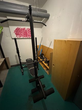 Banco de musculación con accesorios