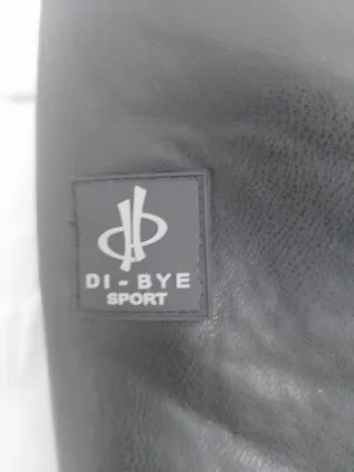 Chaquetón de piel DI-BYE negro. El.Corte Ingles.