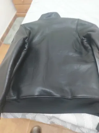 Chaquetón de piel DI-BYE negro. El.Corte Ingles.