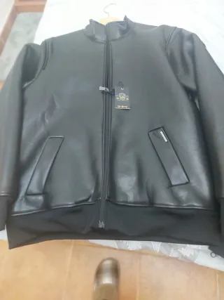 Chaquetón de piel DI-BYE negro. El.Corte Ingles.