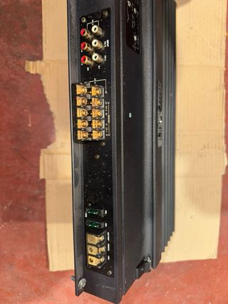 Amplificador de potencia negro