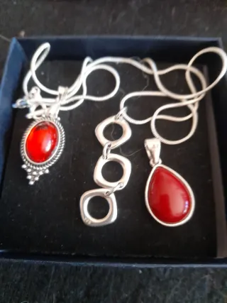 cadena plata con piedra roja ,granate  3anillos