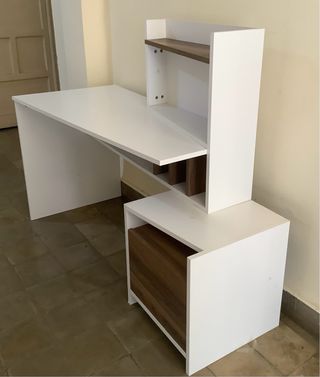 Escritorio moderno blanco y marrón