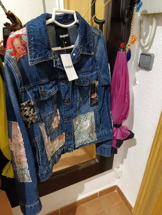 Cazadora vaquera Desigual patchwork