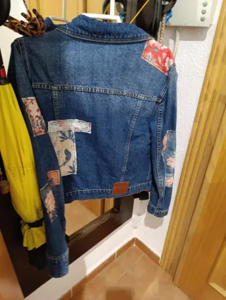Cazadora vaquera Desigual patchwork