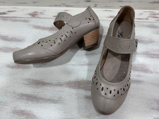 Zapatos beige con tiras y tacón