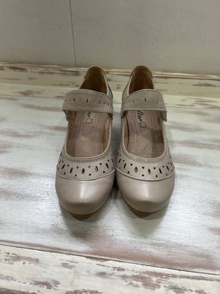 Zapatos beige con tiras y tacón