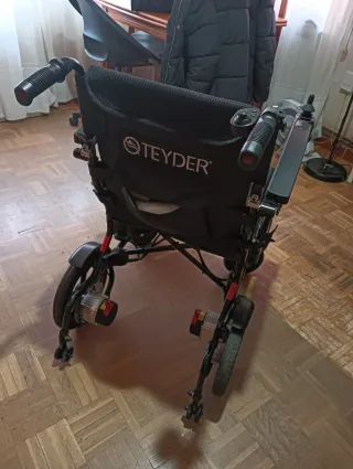 Silla de ruedas eléctrica negra
