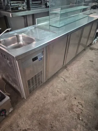 Bajomostrador refrigerado con lavabo