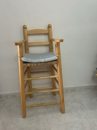 Sillita de madera infantil con cojín