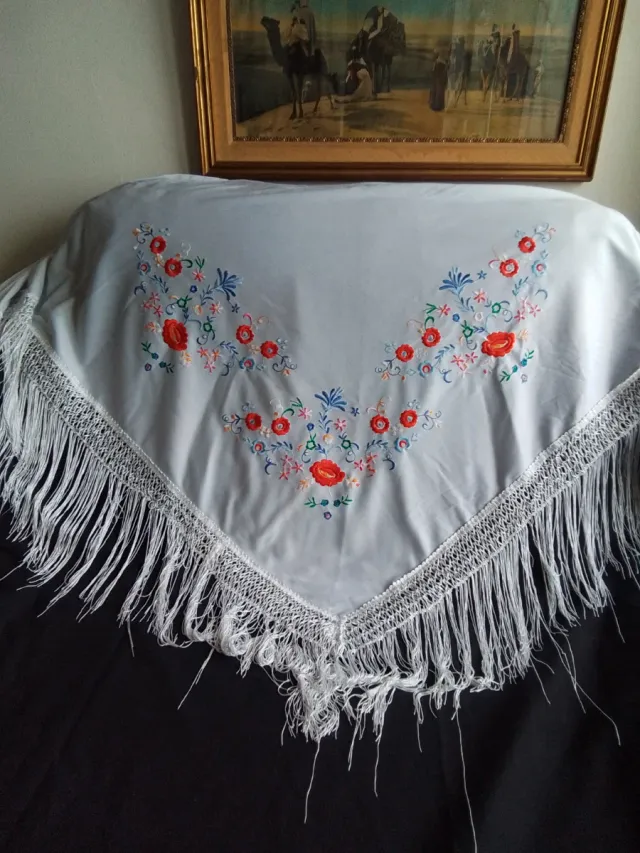 Manton ricamato con fiori e frange