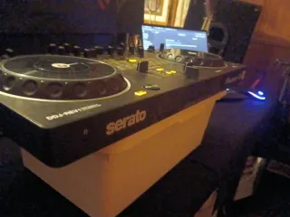 Controladora DJ Pioneer DDJ-REV1 Negra