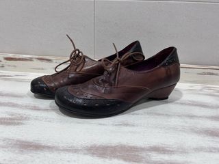 Zapatos de vestir marrones y negros