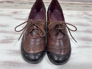 Zapatos de vestir marrones y negros