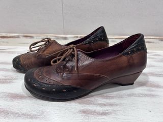 Zapatos de vestir marrones y negros