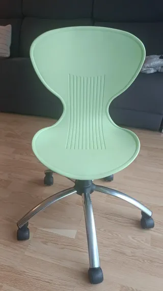 Silla juvenil verde con ruedas