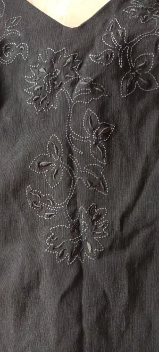 Top mujer negro con bordado floral