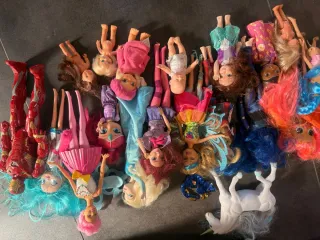 Casa y armario Barbie con lote de muñecas