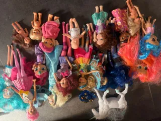 Casa y armario Barbie con lote de muñecas