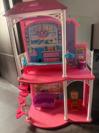 Casa y armario Barbie con lote de muñecas