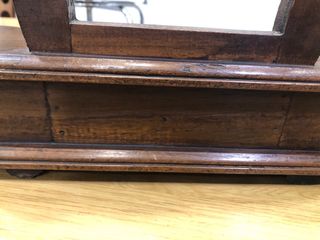 Tocador antiguo de madera con espejo