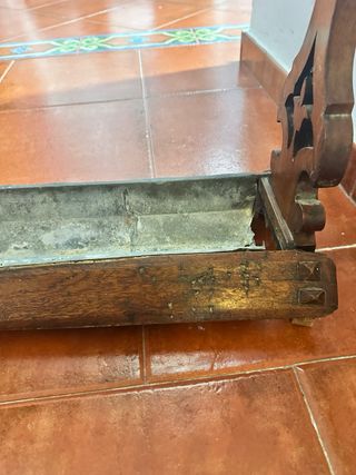 Paragüero antiguo de madera y metal