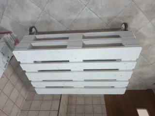 Mesa de palets blanca moderna con ruedas