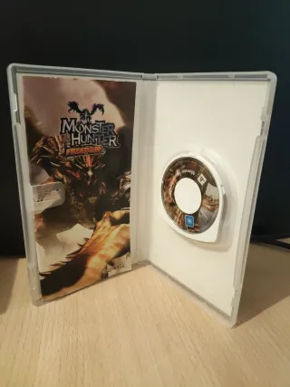 2 Juegos PSP: Crash Team Racing y Monster Hunter F