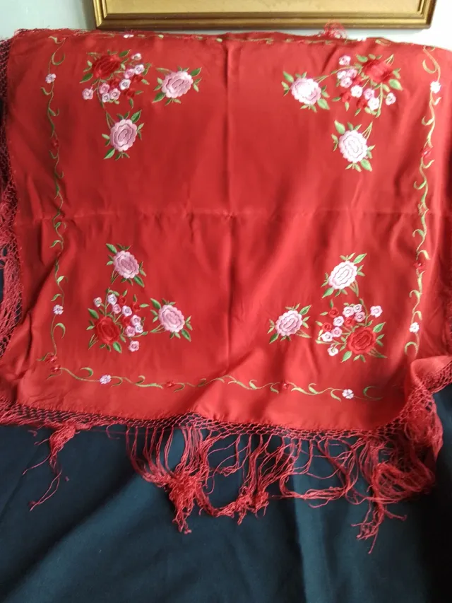 Antico manton di Manila ricamato con fiori