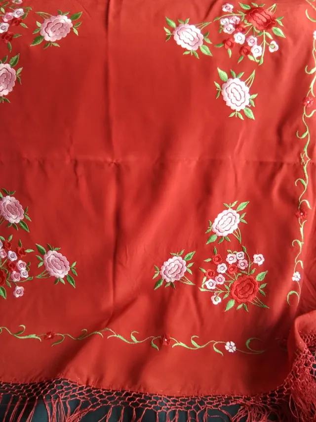 Antico manton di Manila ricamato con fiori