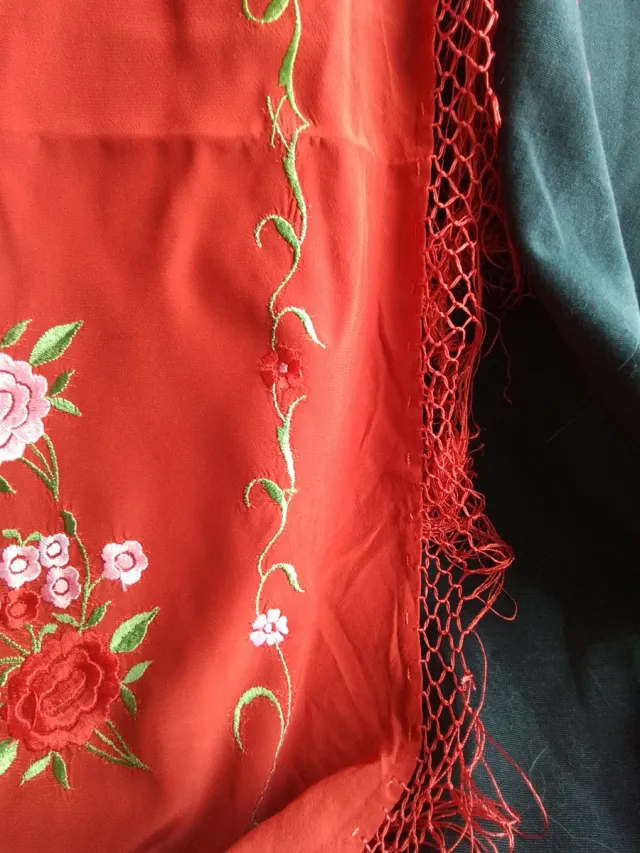 Antico manton di Manila ricamato con fiori