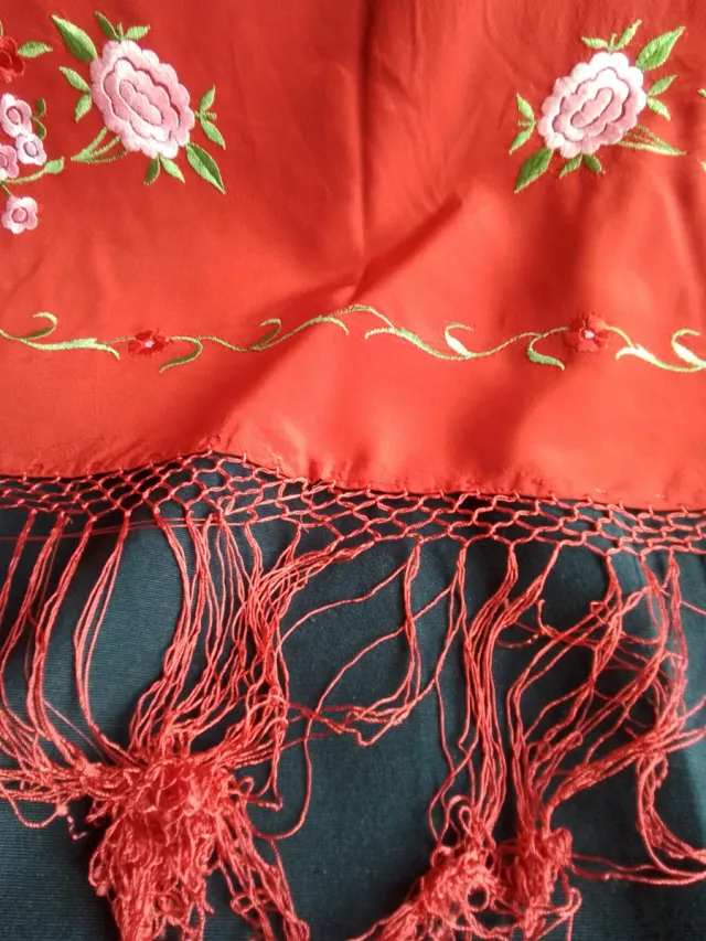 Antico manton di Manila ricamato con fiori