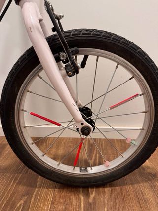 Bicicleta infantil rosa con flores