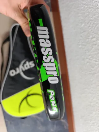 Pala de pádel Spyro con funda