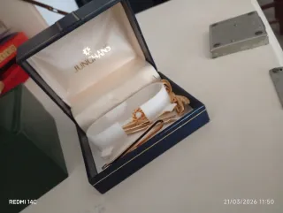 Caja de reloj Junghans negra y dorada y de Rolex.