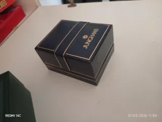 Caja de reloj Junghans negra y dorada y de Rolex.
