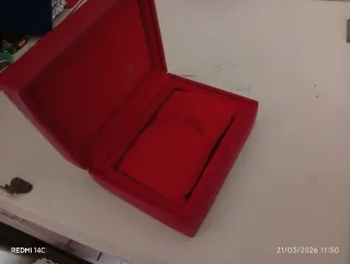 Caja de reloj Junghans negra y dorada y de Rolex.