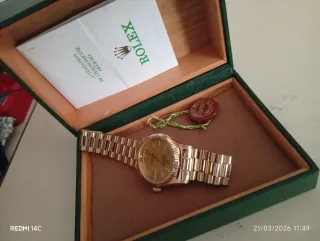 Caja de reloj Junghans negra y dorada y de Rolex.