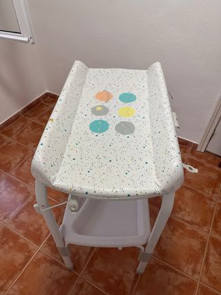 Cambiador bebé con bandeja para accesorios