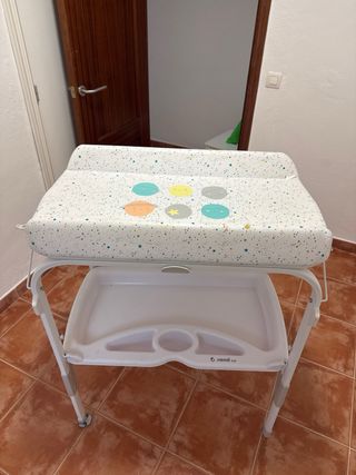 Cambiador bebé con bandeja para accesorios