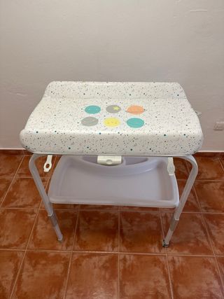 Cambiador bebé con bandeja para accesorios