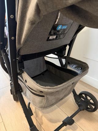 Carrito de bebé gris