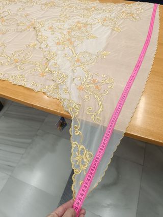 Manteleta fallera tul bordado oro flores naranjas