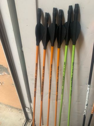 Arco di tiro con frecce e accessori