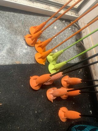 Arco di tiro con frecce e accessori