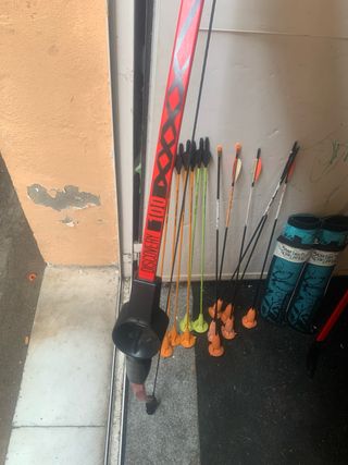 Arco di tiro con frecce e accessori