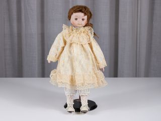 Bambola da collezione stile Heritage con supporto