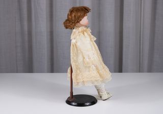 Bambola da collezione stile Heritage con supporto