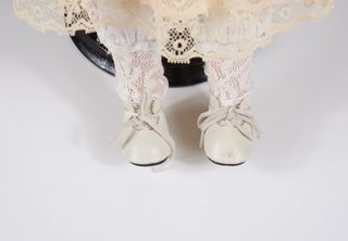 Bambola da collezione stile Heritage con supporto