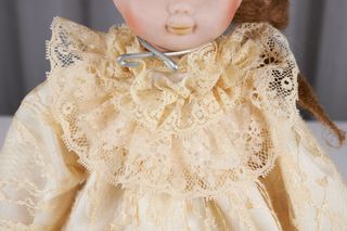 Bambola da collezione stile Heritage con supporto